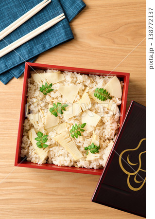 重箱に詰めた筍ご飯 138772137