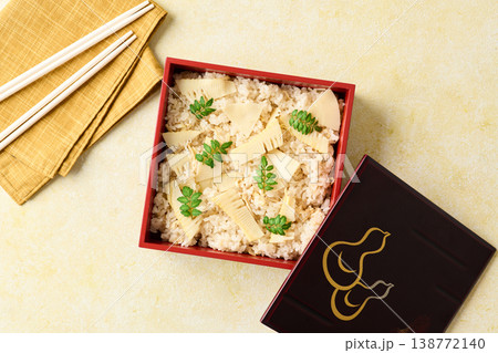 重箱に詰めた筍ご飯 138772140