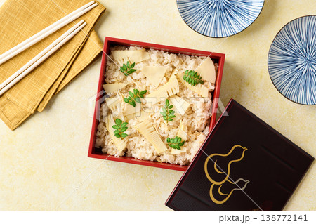 重箱に詰めた筍ご飯 重箱に詰めた筍ご飯 138772141