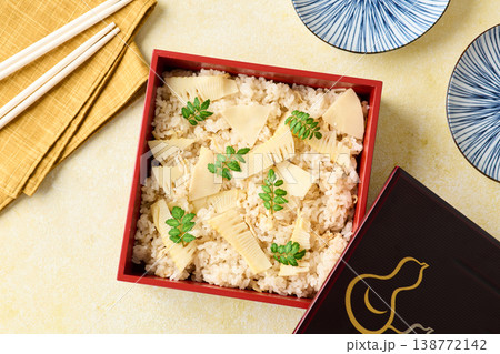 重箱に詰めた筍ご飯 138772142