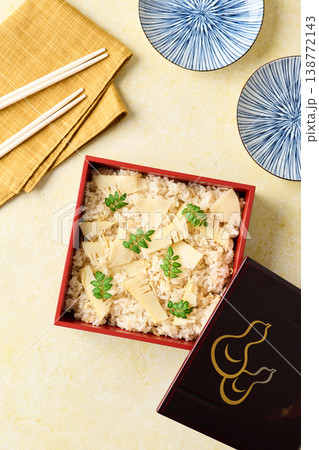 重箱に詰めた筍ご飯 重箱に詰めた筍ご飯 138772143