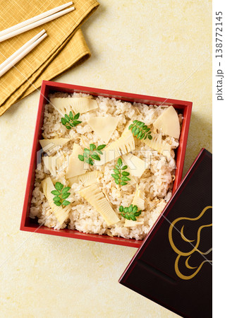 重箱に詰めた筍ご飯 138772145