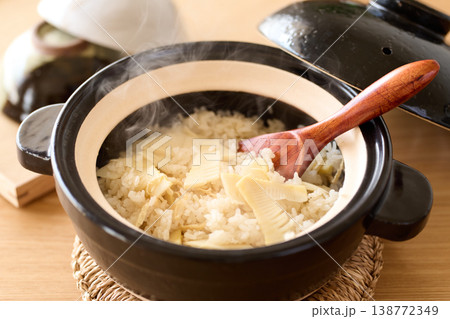 土鍋で炊いた筍ご飯 土鍋で炊いた筍ご飯 138772349