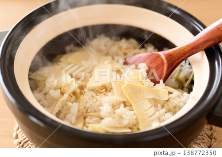 土鍋で炊いた筍ご飯 土鍋で炊いた筍ご飯 138772350