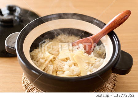土鍋で炊いた筍ご飯 土鍋で炊いた筍ご飯 138772352