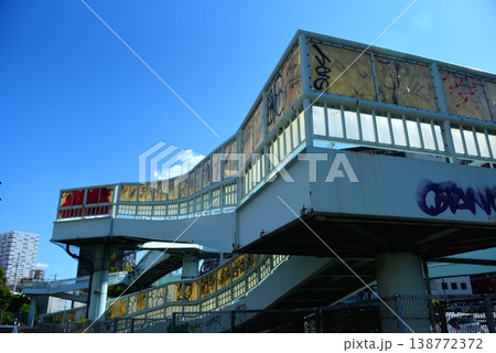 落書きされた横断陸橋 落書きされた横断陸橋 138772372