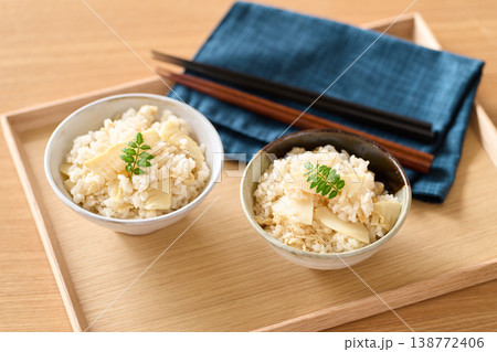 茶碗に盛った筍ご飯 138772406