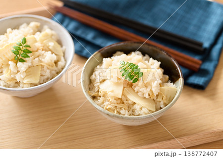 茶碗に盛った筍ご飯 138772407
