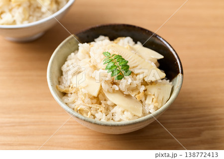 茶碗に盛った筍ご飯 138772413
