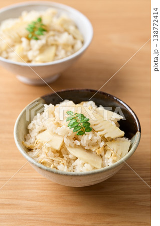 茶碗に盛った筍ご飯 138772414