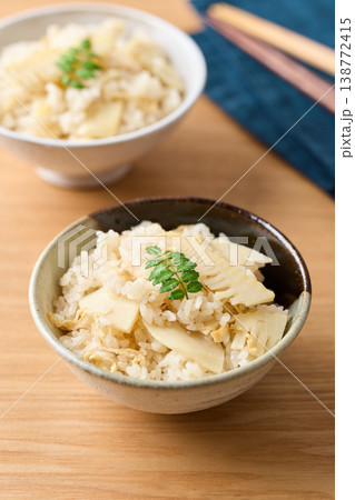 茶碗に盛った筍ご飯 138772415