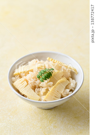 茶碗に盛った筍ご飯 138772417