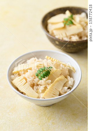 茶碗に盛った筍ご飯 茶碗に盛った筍ご飯 138772418