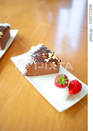 チョコレートケーキと苺 138772508