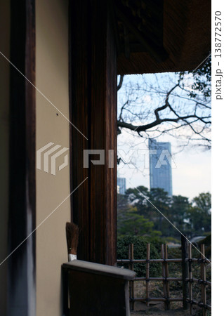 日本庭園と高層ビル 日本庭園と高層ビル 138772570