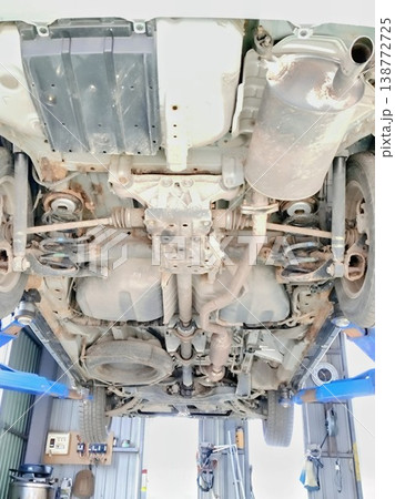 自動車の下回り点検 リフトアップされた車両 整備工場 自動車の下回り点検 リフトアップされた車両 整備工場 138772725