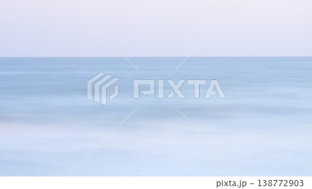 静寂の朝海 スローシャッターで滑らかに表現した青い海のミニマル背景 稲村ヶ崎・鎌倉市 静寂の朝海 スローシャッターで滑らかに表現した青い海のミニマル背景 稲村ヶ崎・鎌倉市 138772903