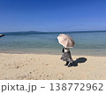 海を眺める女性 138772962