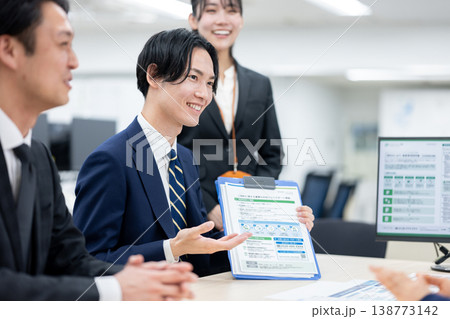 契約内容を説明するビジネスマン 138773142