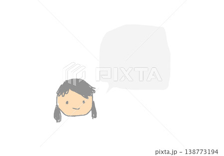 手描きクレヨン風・笑顔の女の子顔と吹き出し（肌色・グレー） 138773194