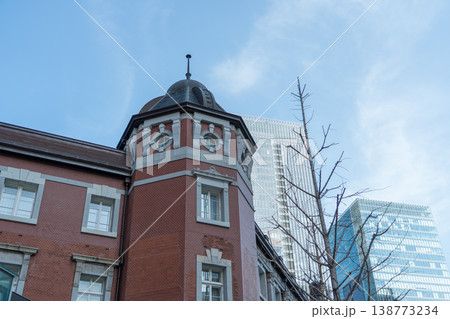 青空に浮かぶ雲と下のレンガ造りの東京駅 138773234