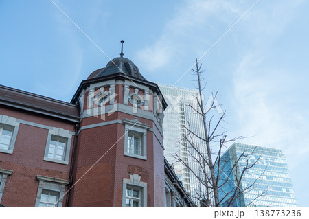 青空に浮かぶ雲と下のレンガ造りの東京駅 138773236