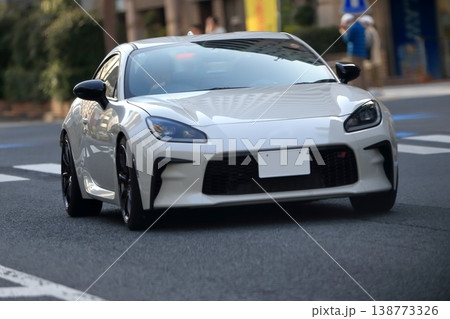 白い国産スポーツカー　イメージ 138773326