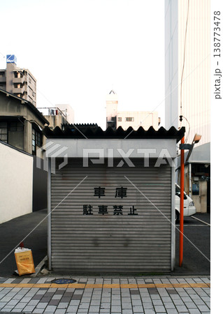 駐車場にある屋根付き車庫 138773478