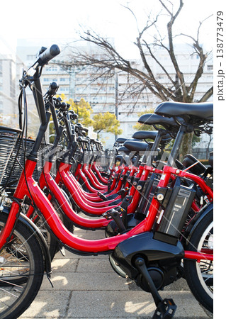 整然と並んだシェアサイクル 整然と並んだシェアサイクル 138773479