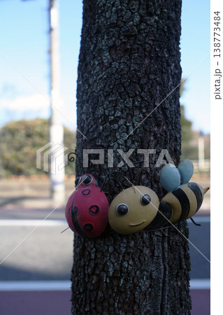 街路樹につけられた飾り 138773484