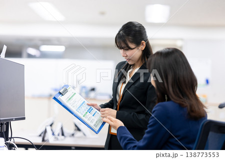 上司に相談する若手 138773553