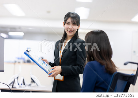 上司に相談する若手 138773555