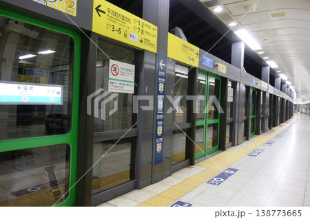 誰もいない駅地下鉄南北線のホームドア 誰もいない駅地下鉄南北線のホームドア 138773665