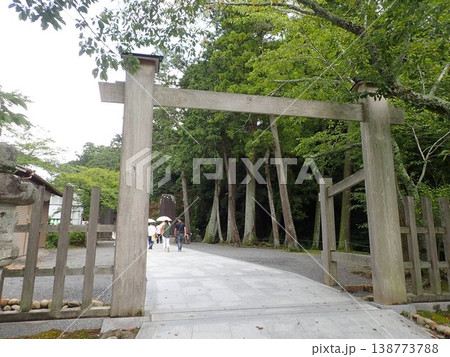 静岡県袋井市にある高野山真言宗別格本山の寺院で、聖武天皇の勅命を受けた行基上人が開いた法多山尊永寺 138773788