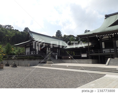 静岡県袋井市にある高野山真言宗別格本山の寺院で、聖武天皇の勅命を受けた行基上人が開いた法多山尊永寺 138773800