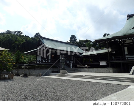 静岡県袋井市にある高野山真言宗別格本山の寺院で、聖武天皇の勅命を受けた行基上人が開いた法多山尊永寺 138773801