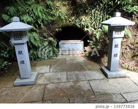 静岡県袋井市にある高野山真言宗別格本山の寺院で、聖武天皇の勅命を受けた行基上人が開いた法多山尊永寺 138773816