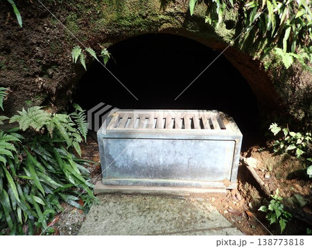 静岡県袋井市にある高野山真言宗別格本山の寺院で、聖武天皇の勅命を受けた行基上人が開いた法多山尊永寺 138773818