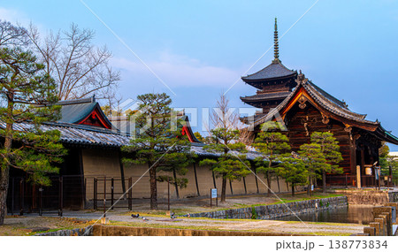 京都、東寺の南大門と五重塔 京都、東寺の南大門と五重塔 138773834