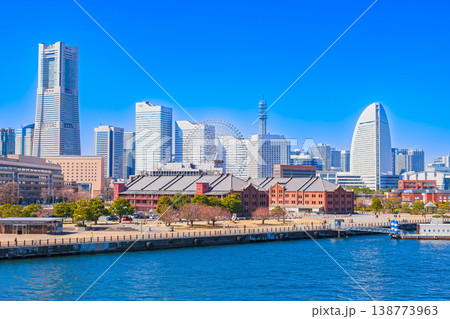 横浜ベイエリア 赤レンガ倉庫とみなとみらいの高層ビル 横浜ベイエリア 赤レンガ倉庫とみなとみらいの高層ビル 138773963