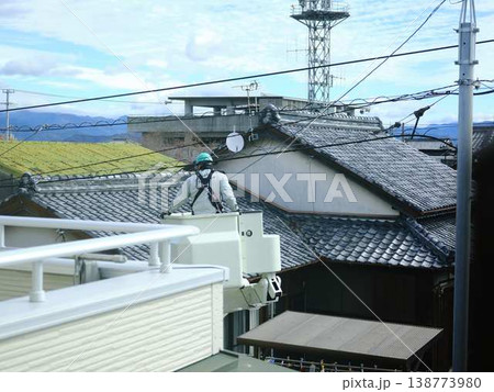 住宅街で電気工事　電柱 138773980
