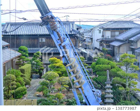 住宅街で電気工事　電柱 138773987