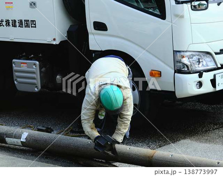 住宅街で電気工事 電柱 住宅街で電気工事 電柱 138773997