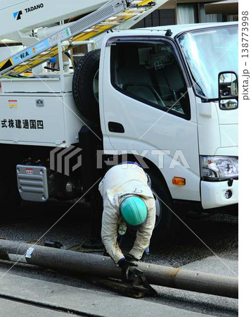 住宅街で電気工事　電柱 138773998