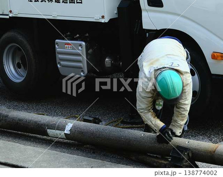 住宅街で電気工事　電柱 138774002