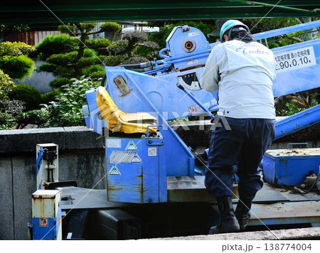 住宅街で電気工事　電柱 138774004