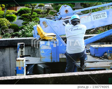 住宅街で電気工事 電柱 住宅街で電気工事 電柱 138774005
