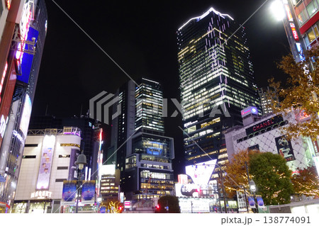 渋谷駅前のスクランブル交差点付近夜景風景 渋谷駅前のスクランブル交差点付近夜景風景 138774091