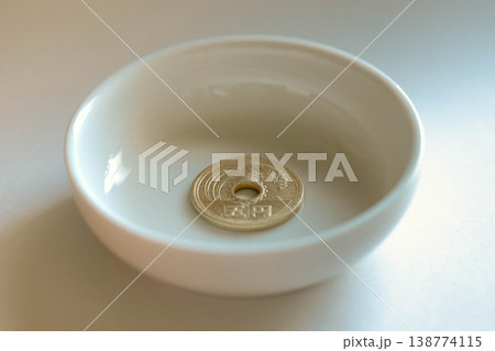 小皿に五円玉 138774115