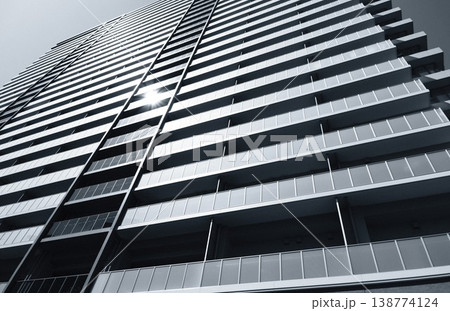 都市のランドマーク 近代的なタワーマンションの建築美 上昇・成功のイメージ 都市のランドマーク 近代的なタワーマンションの建築美 上昇・成功のイメージ 138774124